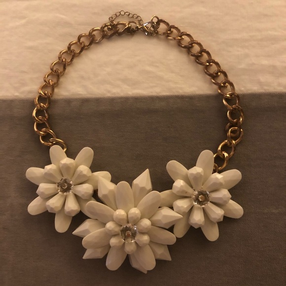 🌻White Flower 18 “ Necklace - Picture 1 of 1